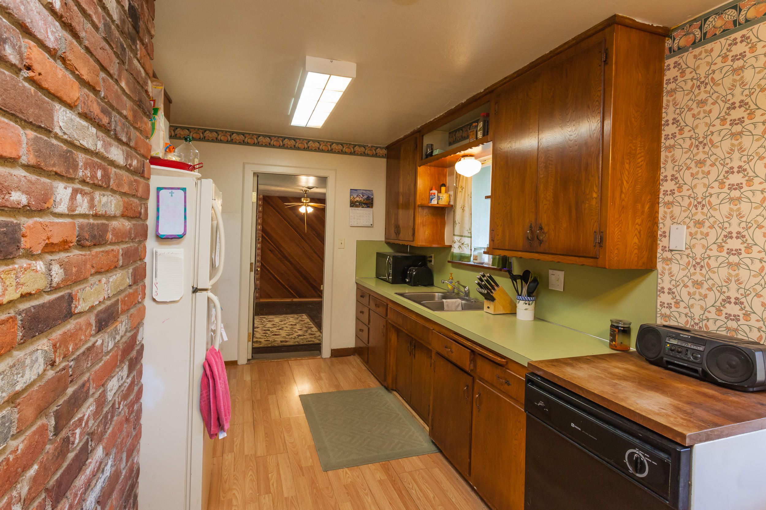 2297 Oxford Road Redding, CA 96002 - Photo 3 of 21 Kitchen