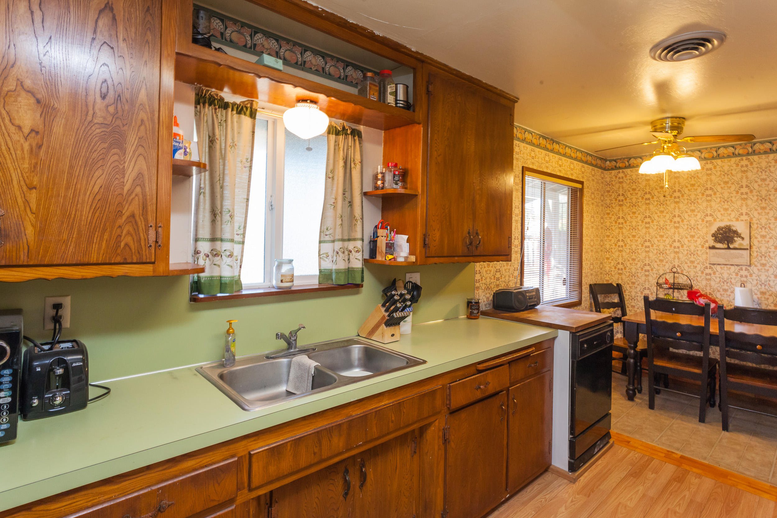 2297 Oxford Road Redding, CA 96002 - Photo 4 of 21 kitchen