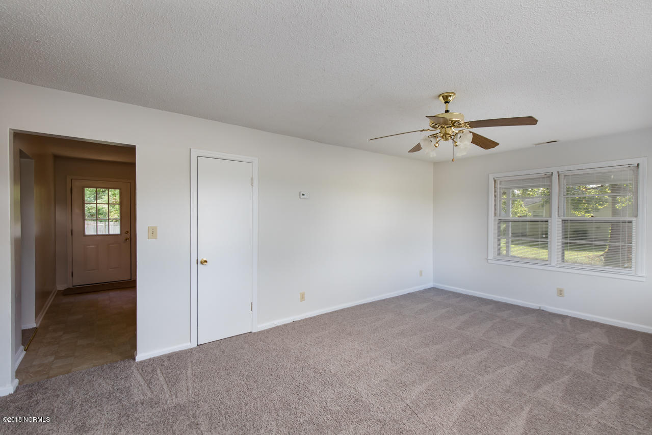 706 Country Club Road Jacksonville, NC 28546 - Photo 5 of 27 RE-5