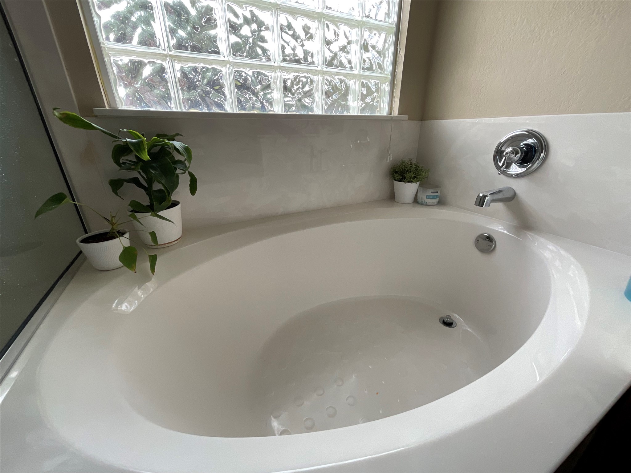14013 Rountree Ranch Lane Austin, TX 78717 - Photo 10 of 19 Full bath featuring a bath and a textured wall