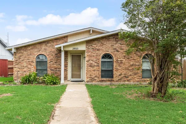 $1,900 | 2933 Silverdale Lane, Garland, TX 75044