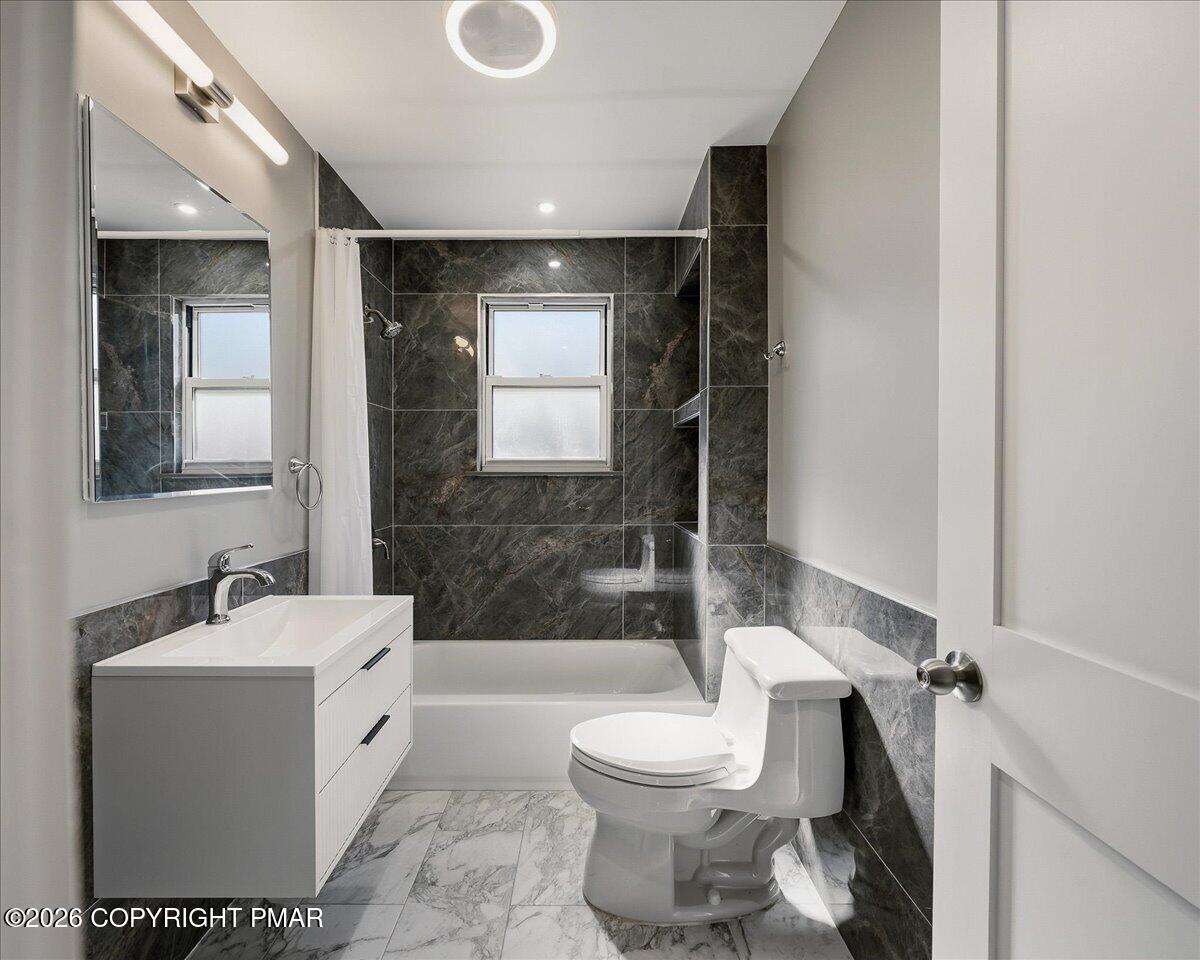 211 Geese Court Bushkill, PA 18324 - Photo 15 of 35 Bathroom 1