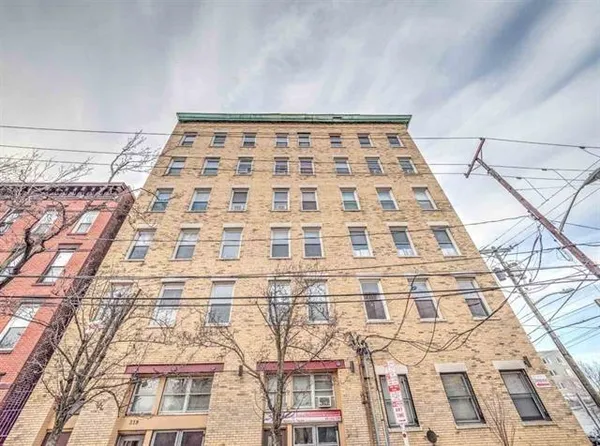 $3,350 | 319 Barrow Street, Unit 3A, Jersey City, NJ 07302