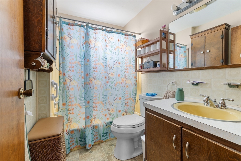 493 Coggeshall Street Fall River, MA 02721 - Photo 22 of 36