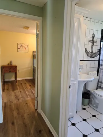 a view of entryway with a workspace