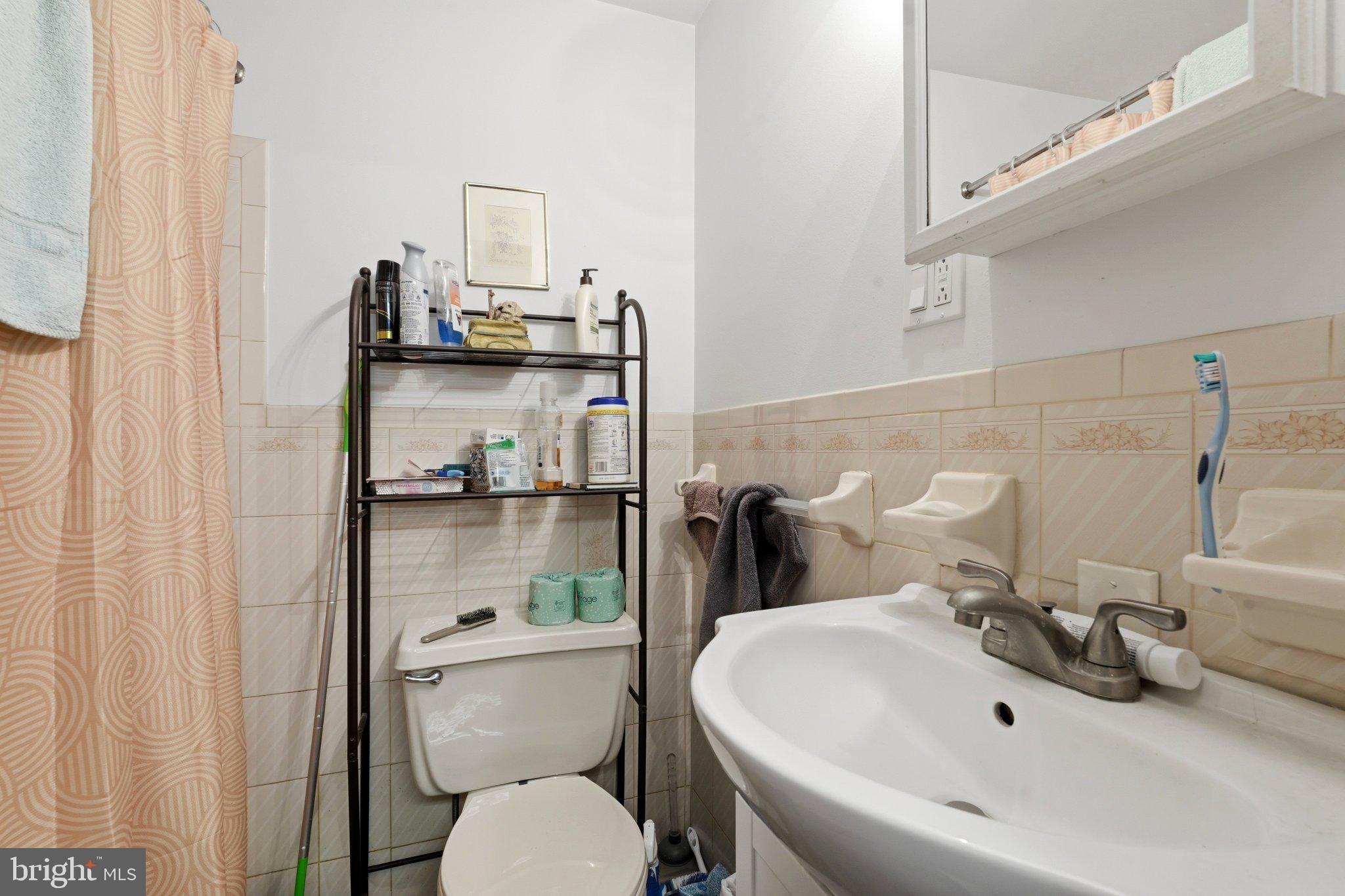 1500 West Ritner Street Philadelphia, PA 19145 - Photo 9 of 15 Charming bathroom with modern touches.