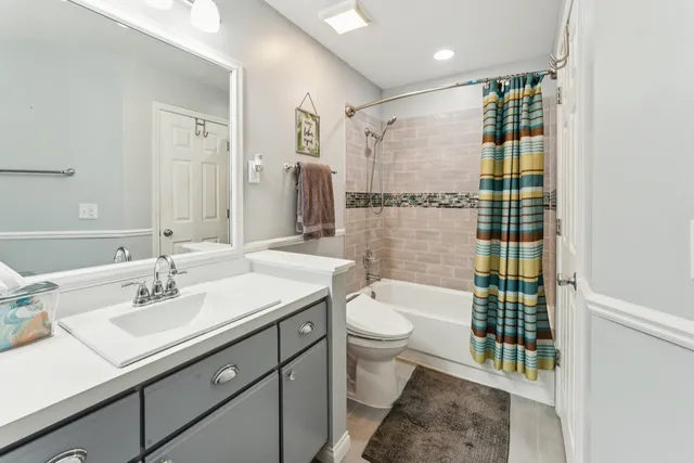 $270,000 | 159 West Hamilton Drive, Palatine, IL 60067