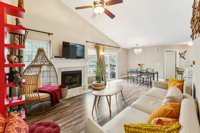 $270,000 | 159 West Hamilton Drive, Palatine, IL 60067