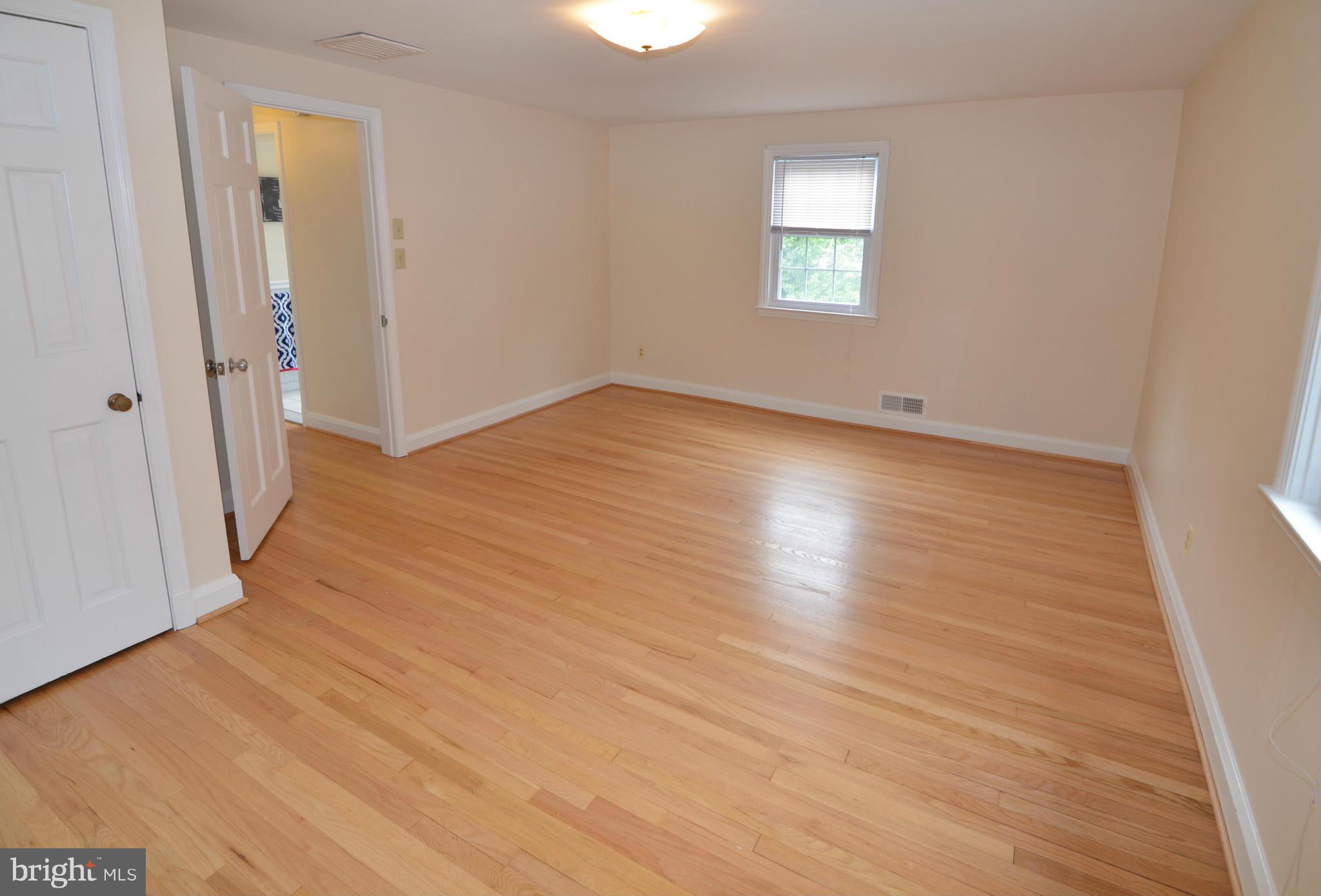 904 Locustvale Road Towson, MD 21204 - Photo 11 of 15 Spacious 22 x 14 MBR w/great closet space up1