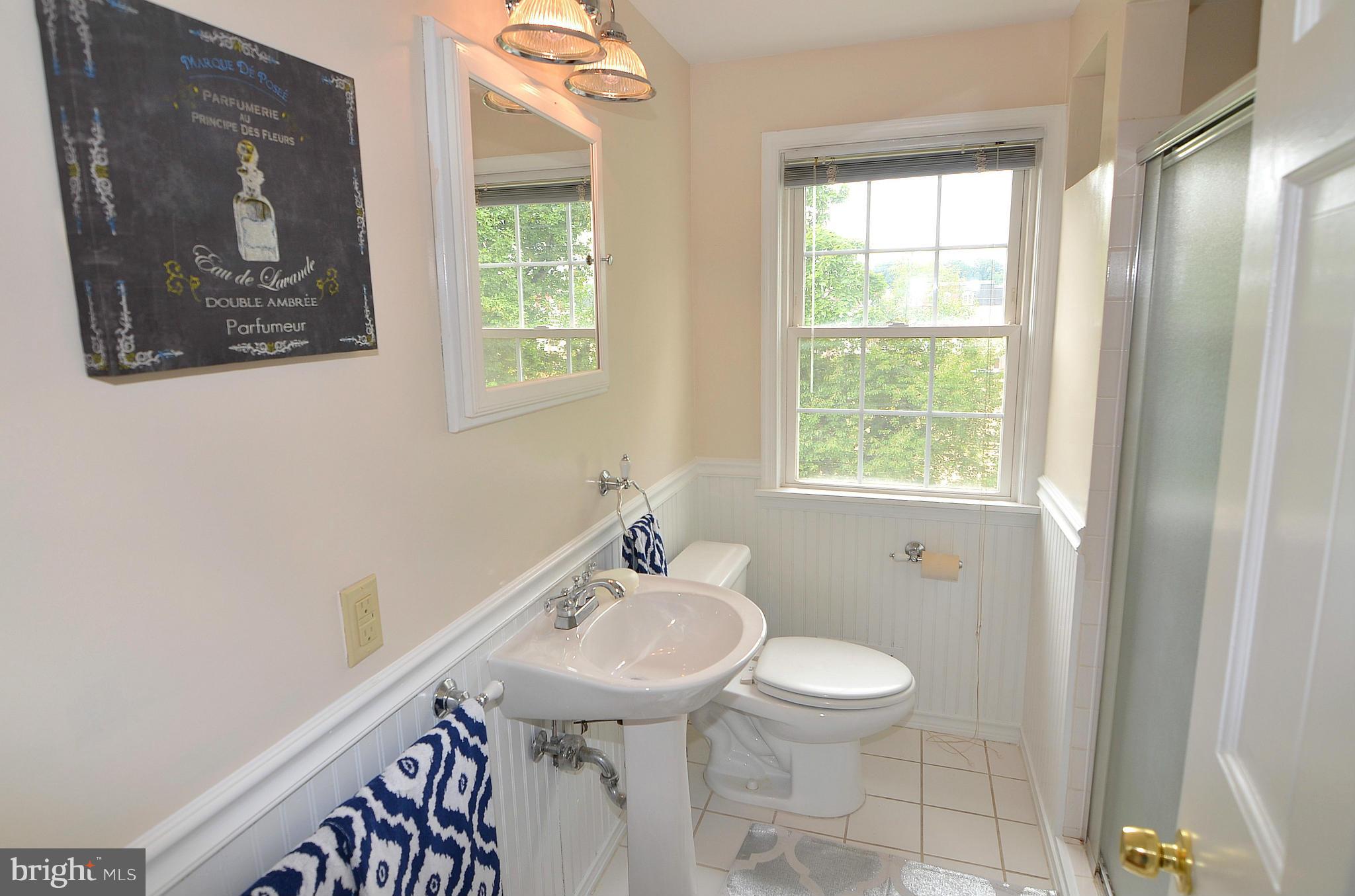 904 Locustvale Road Towson, MD 21204 - Photo 10 of 15 Bath Upper 1