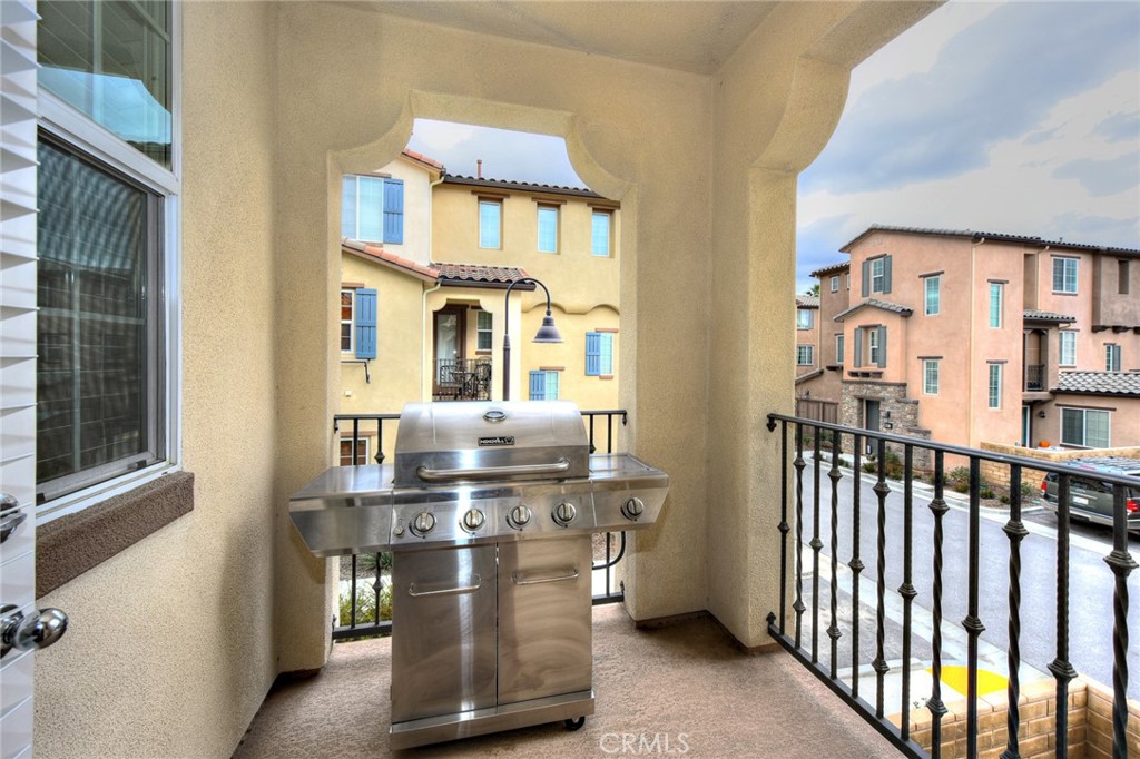443 Stratus Lane, Unit 4 Simi Valley, CA 93065 - Photo 18 of 32 a view of living room kitchen and windows