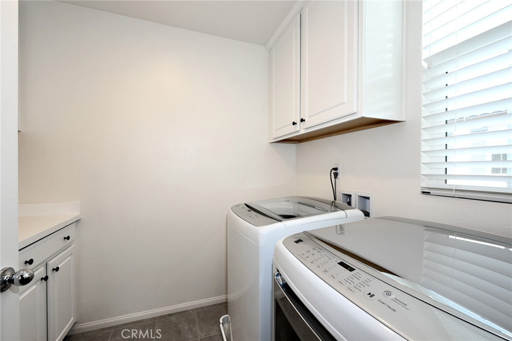 443 Stratus Lane, Unit 4 Simi Valley, CA 93065 - Photo 27 of 32 a utility room with dryer and washer