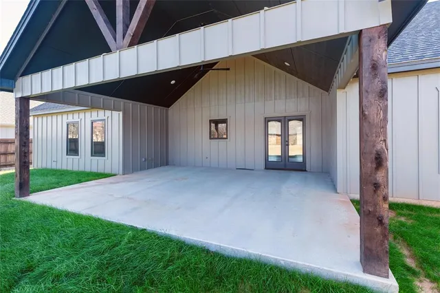 a view of an house with backyard and garden