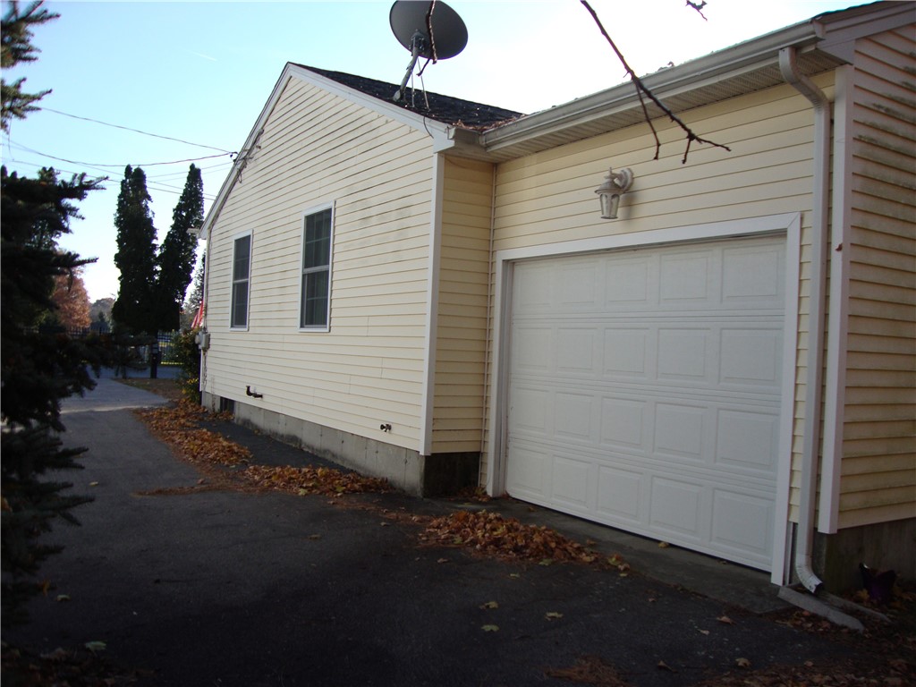 33 Cobblestone Lane Westerly, RI 02891 - Photo 3 of 23 1 car attached garage