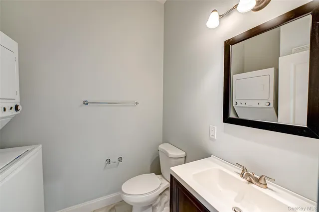 $4,200 | 50 Stewart Avenue, Unit 2F, Huntington, NY 11743