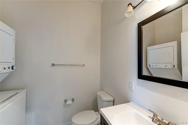 $4,200 | 50 Stewart Avenue, Unit 2F, Huntington, NY 11743