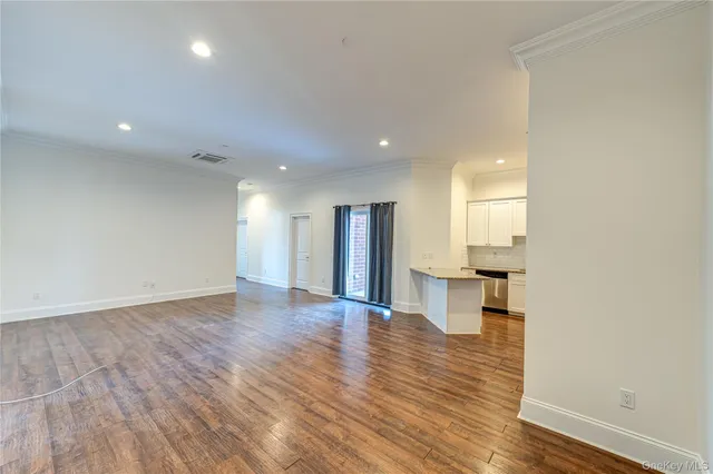 $4,200 | 50 Stewart Avenue, Unit 2F, Huntington, NY 11743