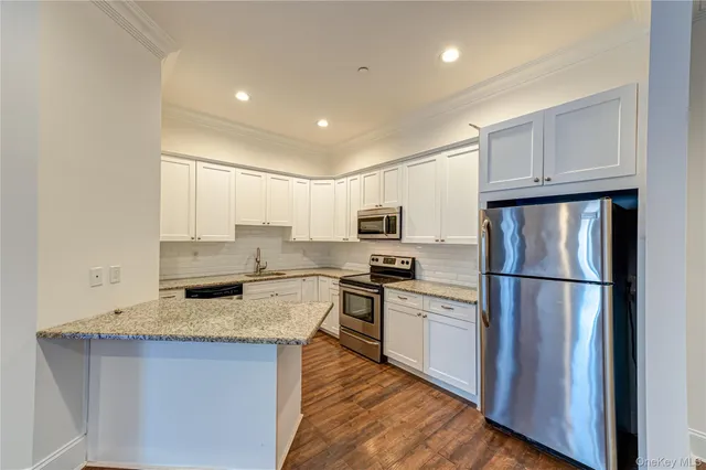 $4,200 | 50 Stewart Avenue, Unit 2F, Huntington, NY 11743