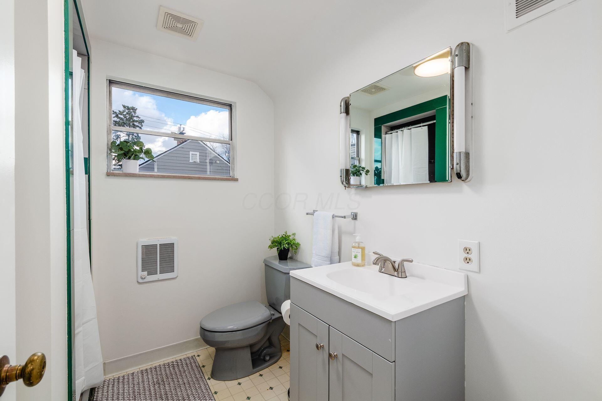 41 South Broadleigh Road Columbus, OH 43209 - Photo 27 of 50 Full Bath on 2nd Floor!