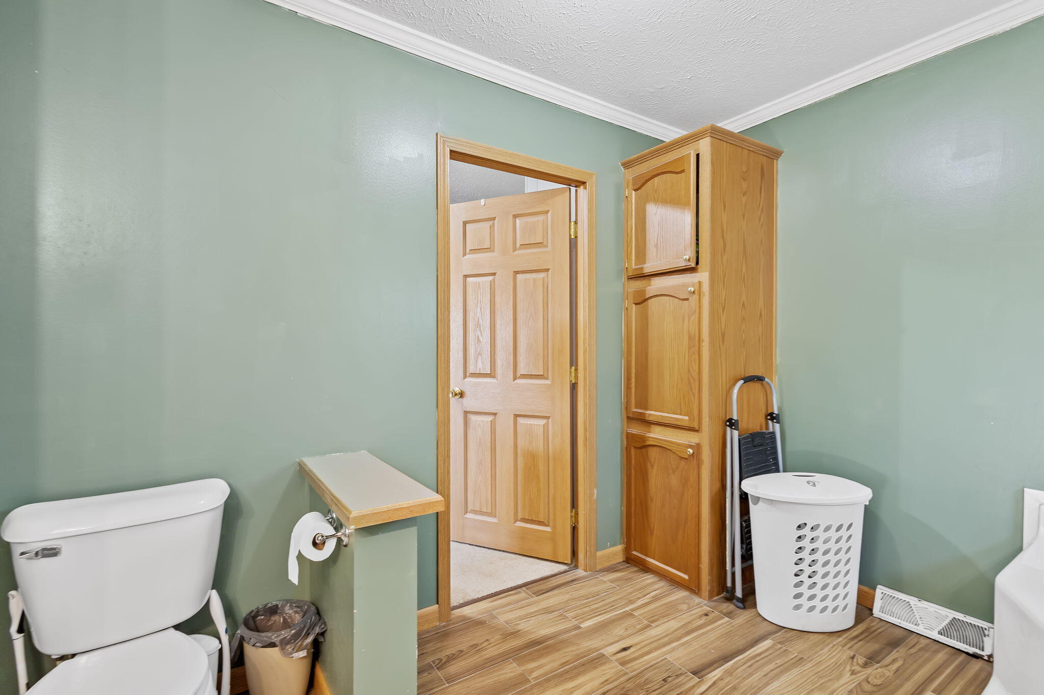 6303 Highway 231 Rensselaer, IN 47978 - Photo 31 of 41 a bathroom with a toilet a sink a shower and mirror