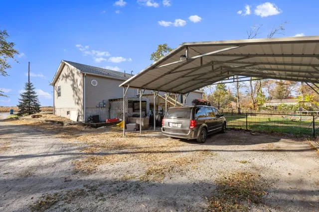 a view of a parking area