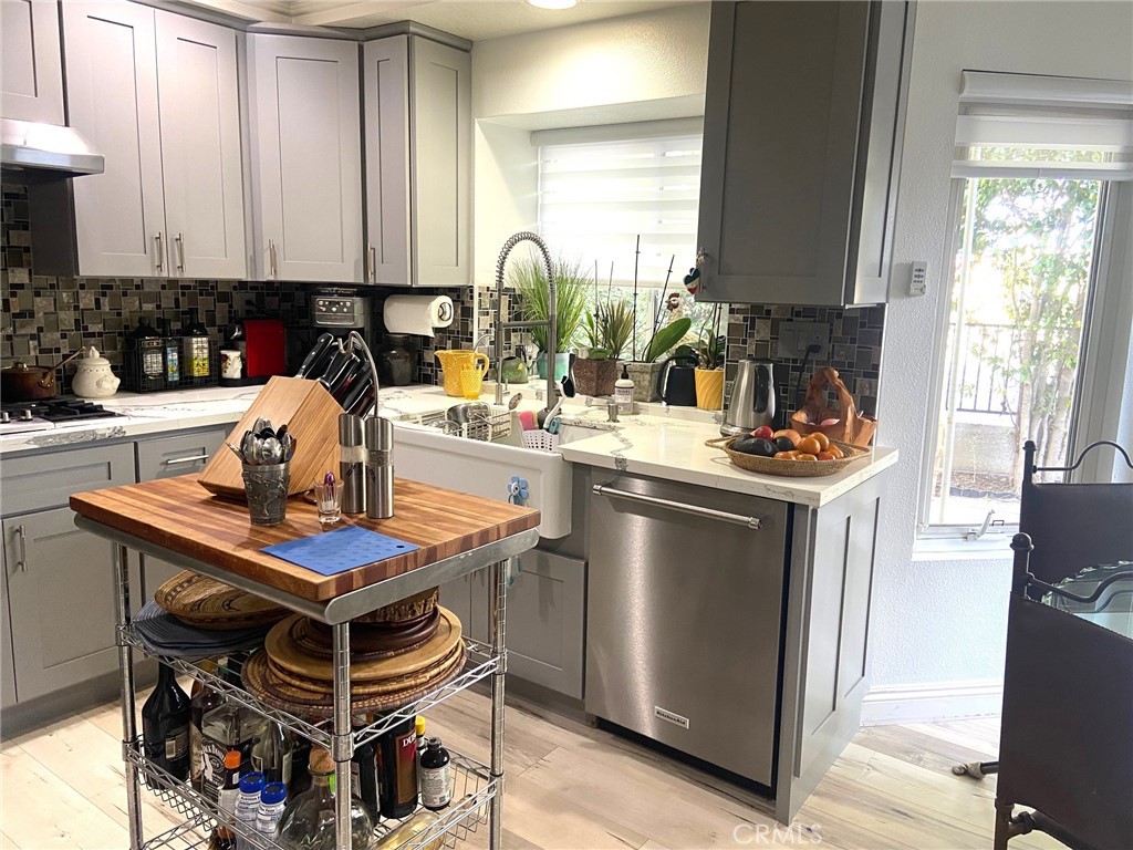 14 Rainbow Irvine, CA 92614 - Photo 5 of 20 Kitchen with bay windows and Breakfast Nook area