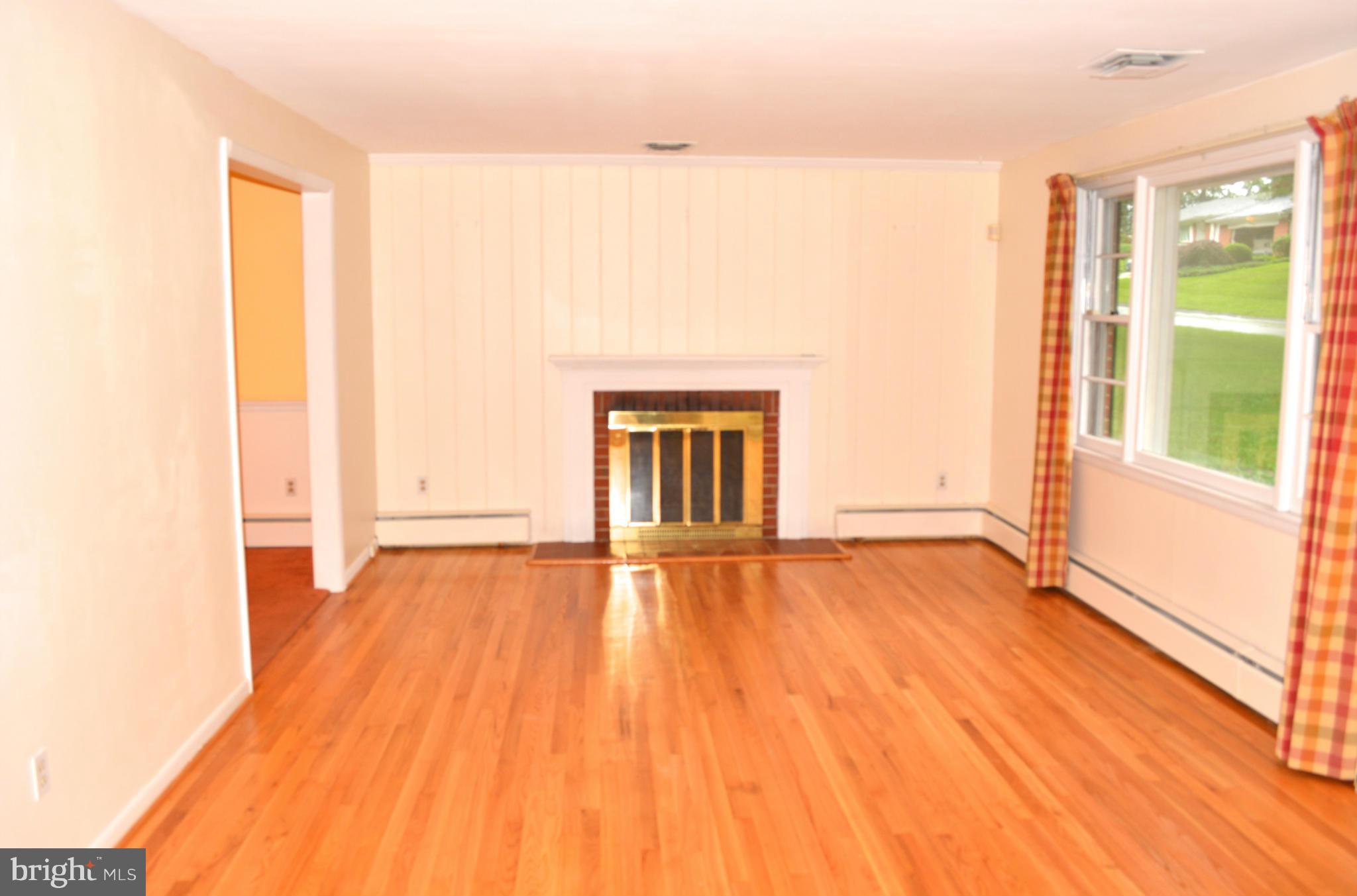220 Purlington Road Lutherville-Timonium, MD 21093 - Photo 5 of 29 Living Room
