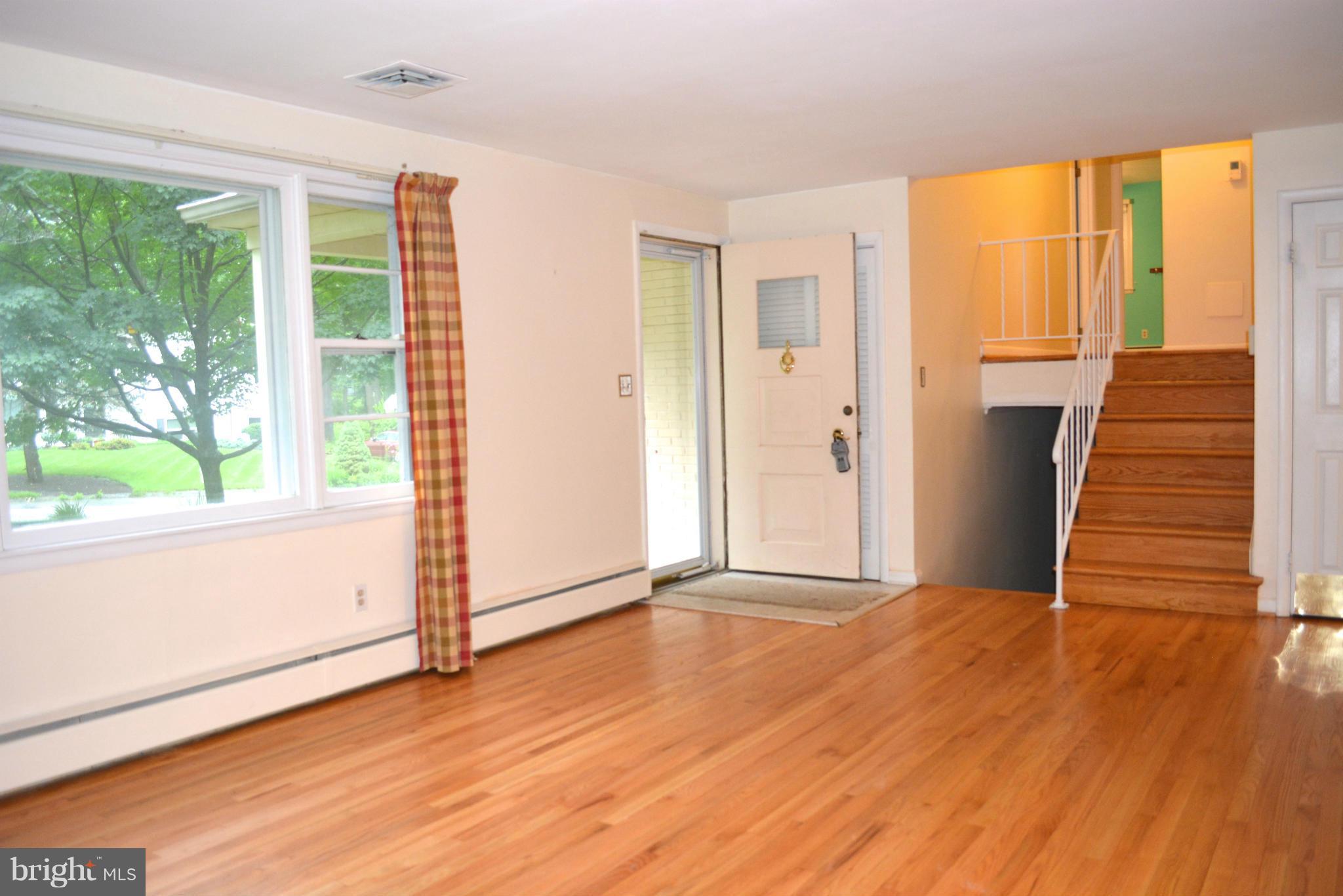 220 Purlington Road Lutherville-Timonium, MD 21093 - Photo 6 of 29 Living Room