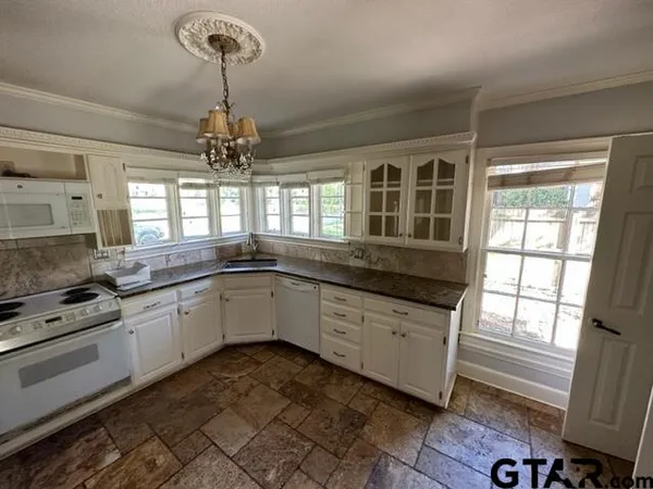$1,800 | 2002 South Robertson Avenue, Tyler, TX 75701