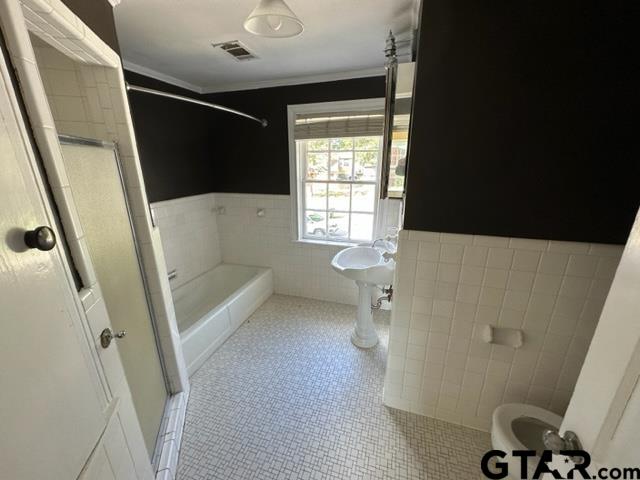 2002 South Robertson Avenue Tyler, TX 75701 - Photo 10 of 16 a bathroom with a bathtub sink and toilet