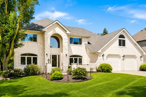 $1,049,900 | 6722 Sweetbriar Lane, Darien, IL 60561
