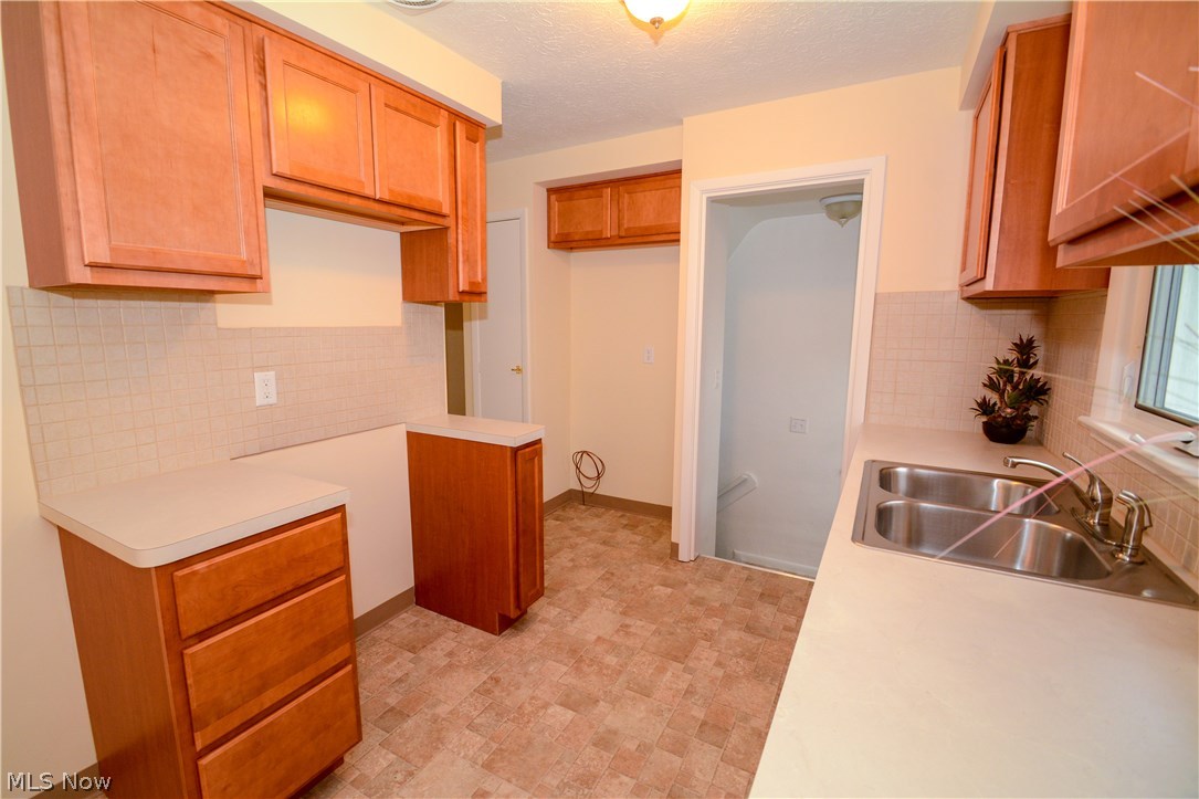 799 Glenhurst Road Willowick, OH 44095 - Photo 11 of 35
