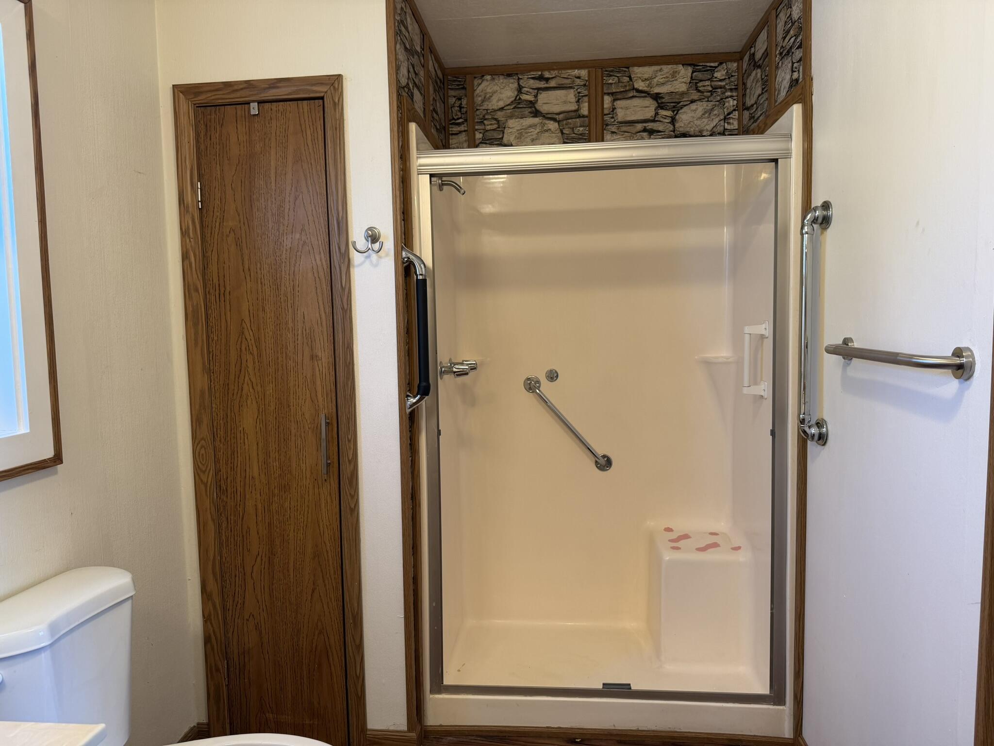 301 Freeman Road, Unit 70 Central Point, OR 97502 - Photo 12 of 39 a bathroom with a glass shower door