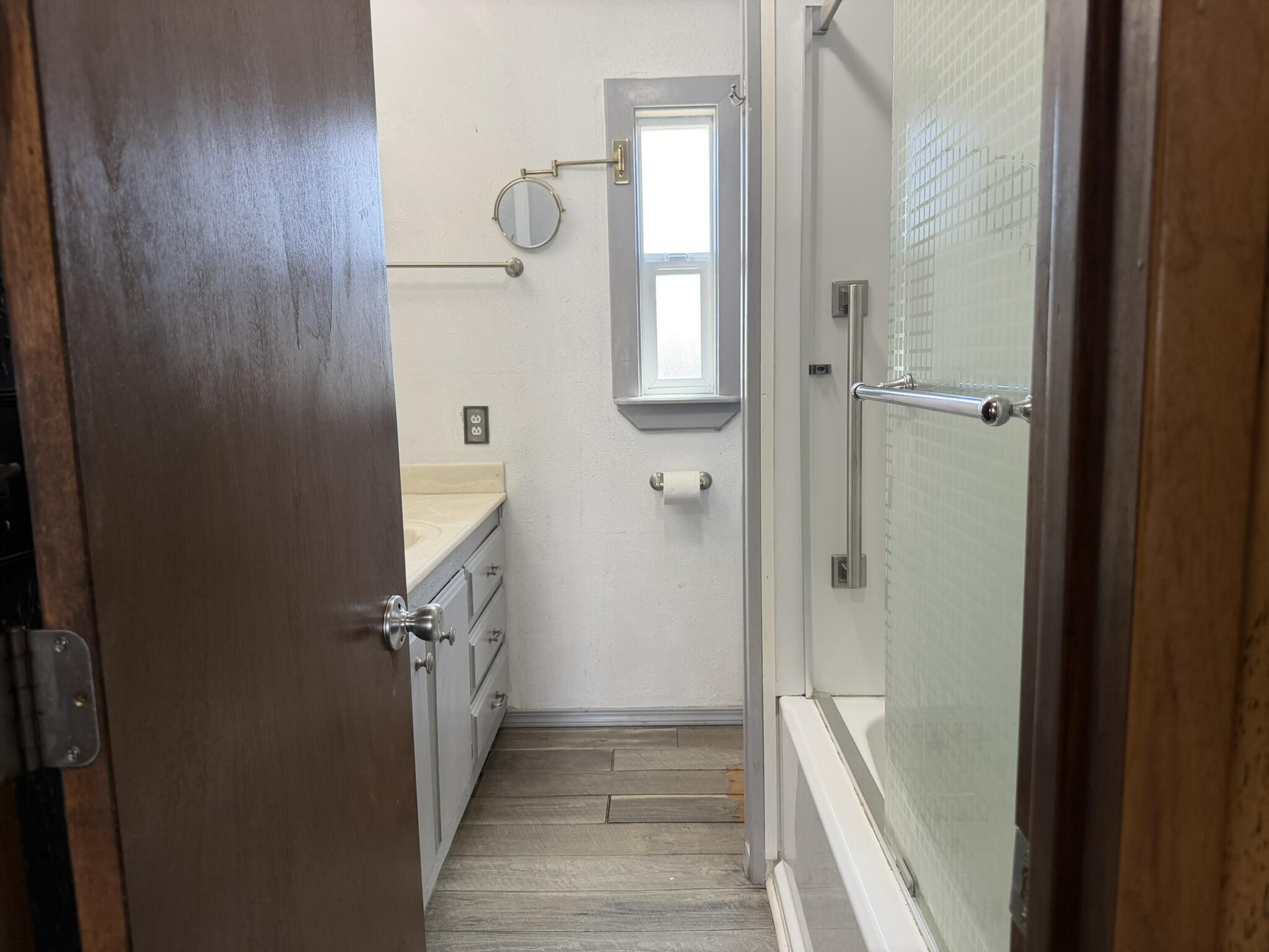 301 Freeman Road, Unit 70 Central Point, OR 97502 - Photo 15 of 39 a bathroom with a glass shower door