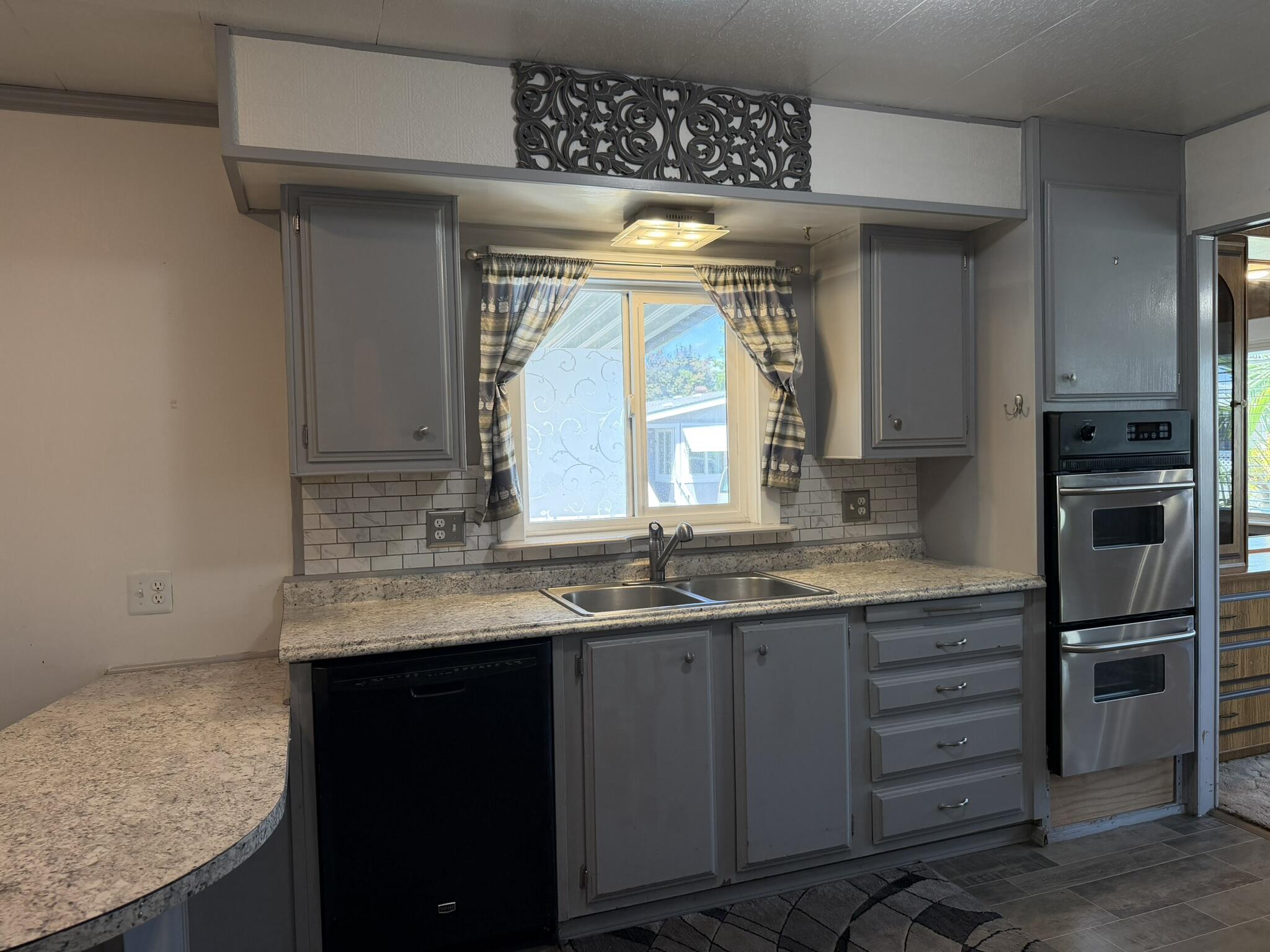 301 Freeman Road, Unit 70 Central Point, OR 97502 - Photo 26 of 39 a kitchen with a sink and a refrigerator