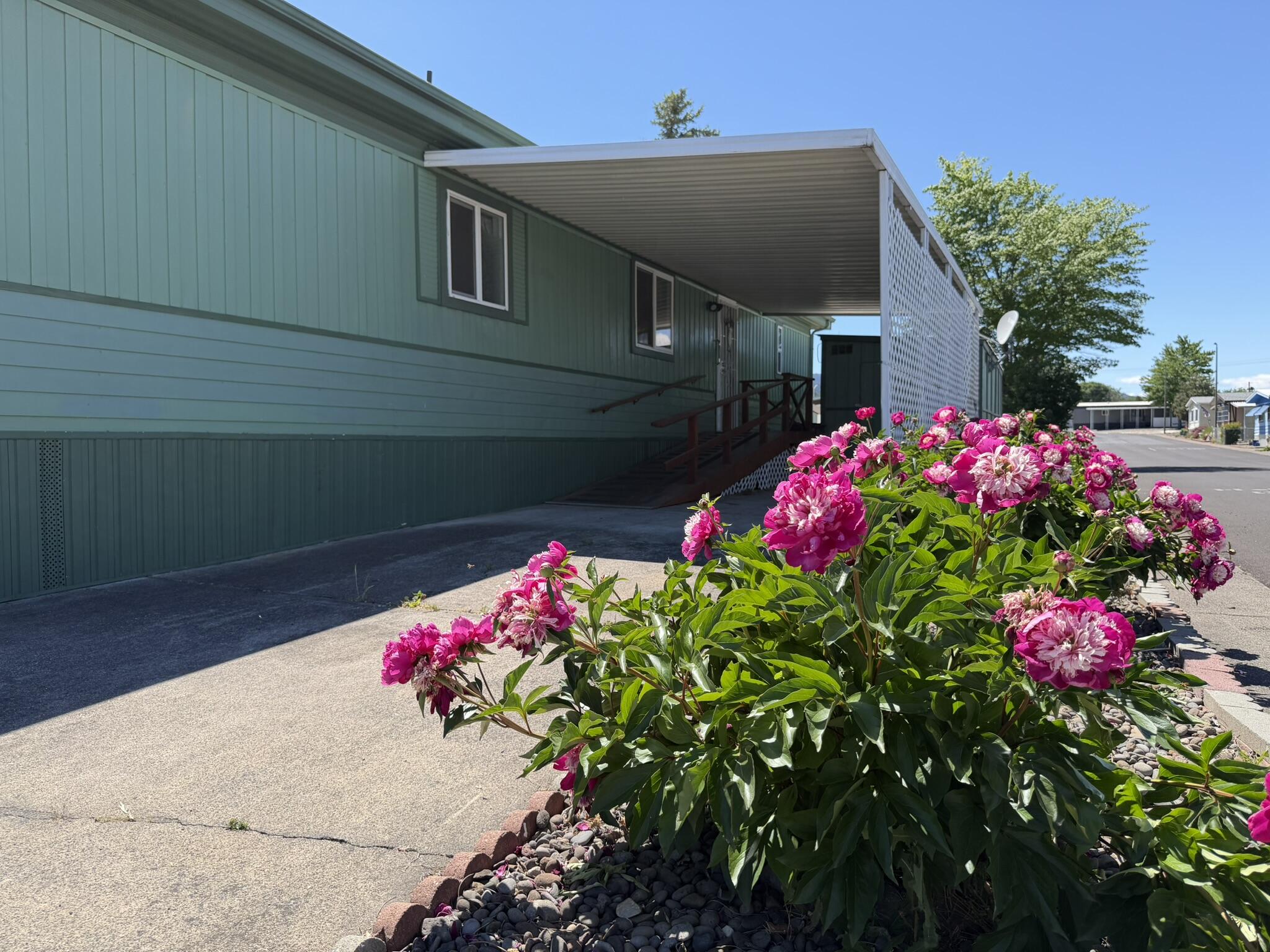 301 Freeman Road, Unit 70 Central Point, OR 97502 - Photo 3 of 39 a front view of a house