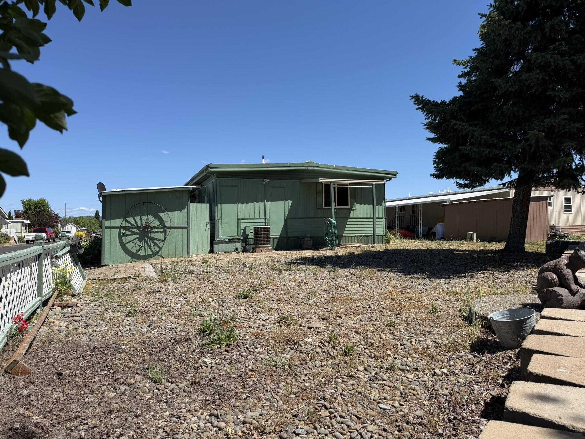 301 Freeman Road, Unit 70 Central Point, OR 97502 - Photo 36 of 39 a front view of a house with garden