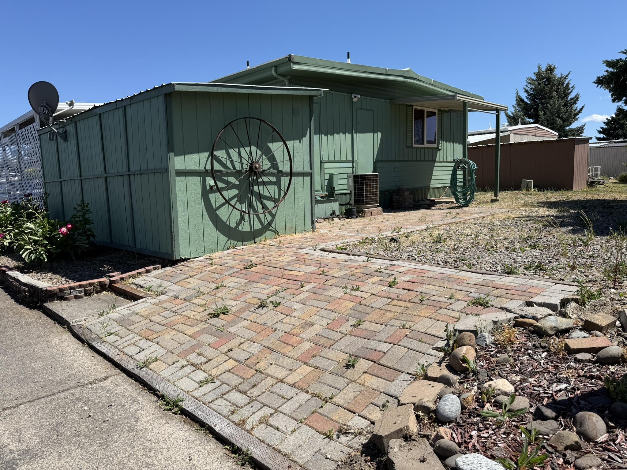 301 Freeman Road, Unit 70 Central Point, OR 97502 - Photo 37 of 39 a view of a backyard