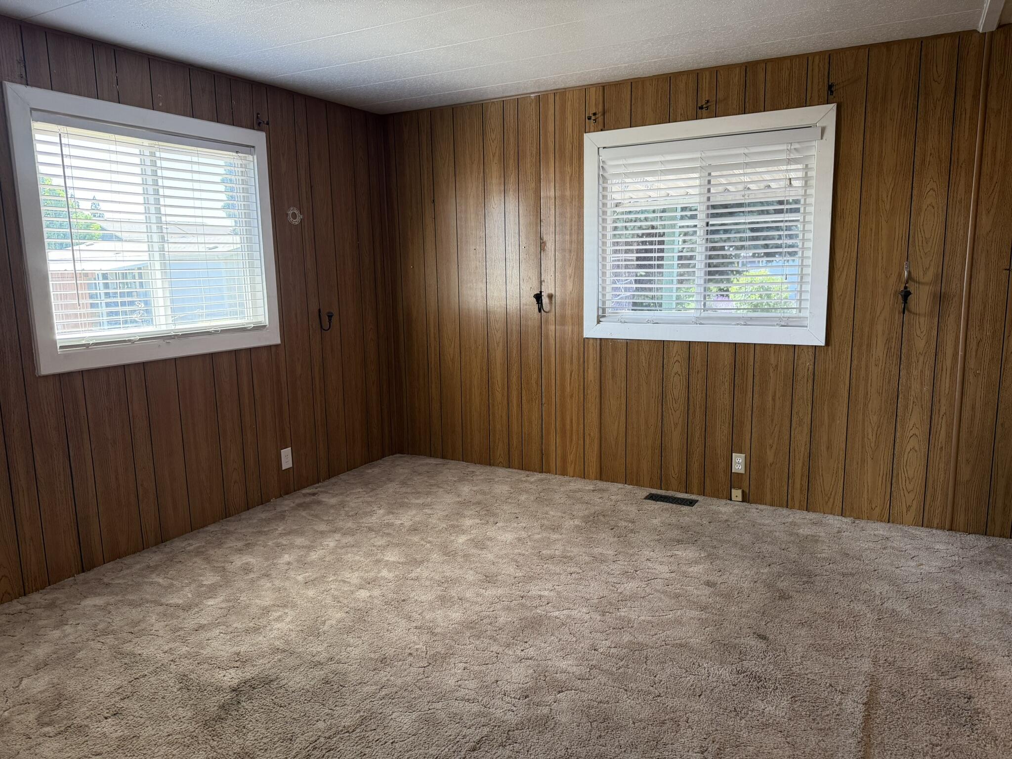 301 Freeman Road, Unit 70 Central Point, OR 97502 - Photo 6 of 39 an empty room with a window