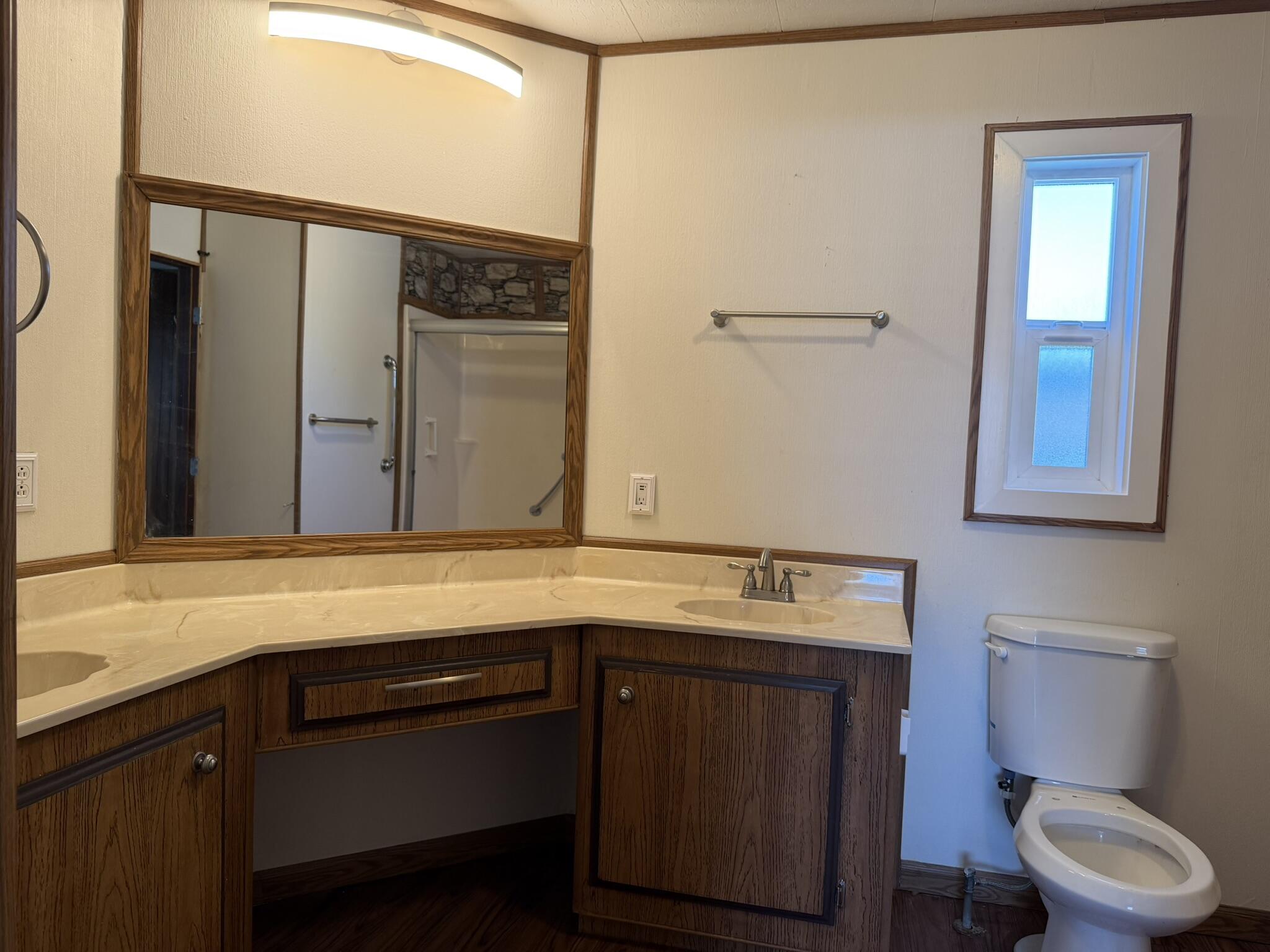 301 Freeman Road, Unit 70 Central Point, OR 97502 - Photo 9 of 39 a bathroom with a sink a toilet and mirror