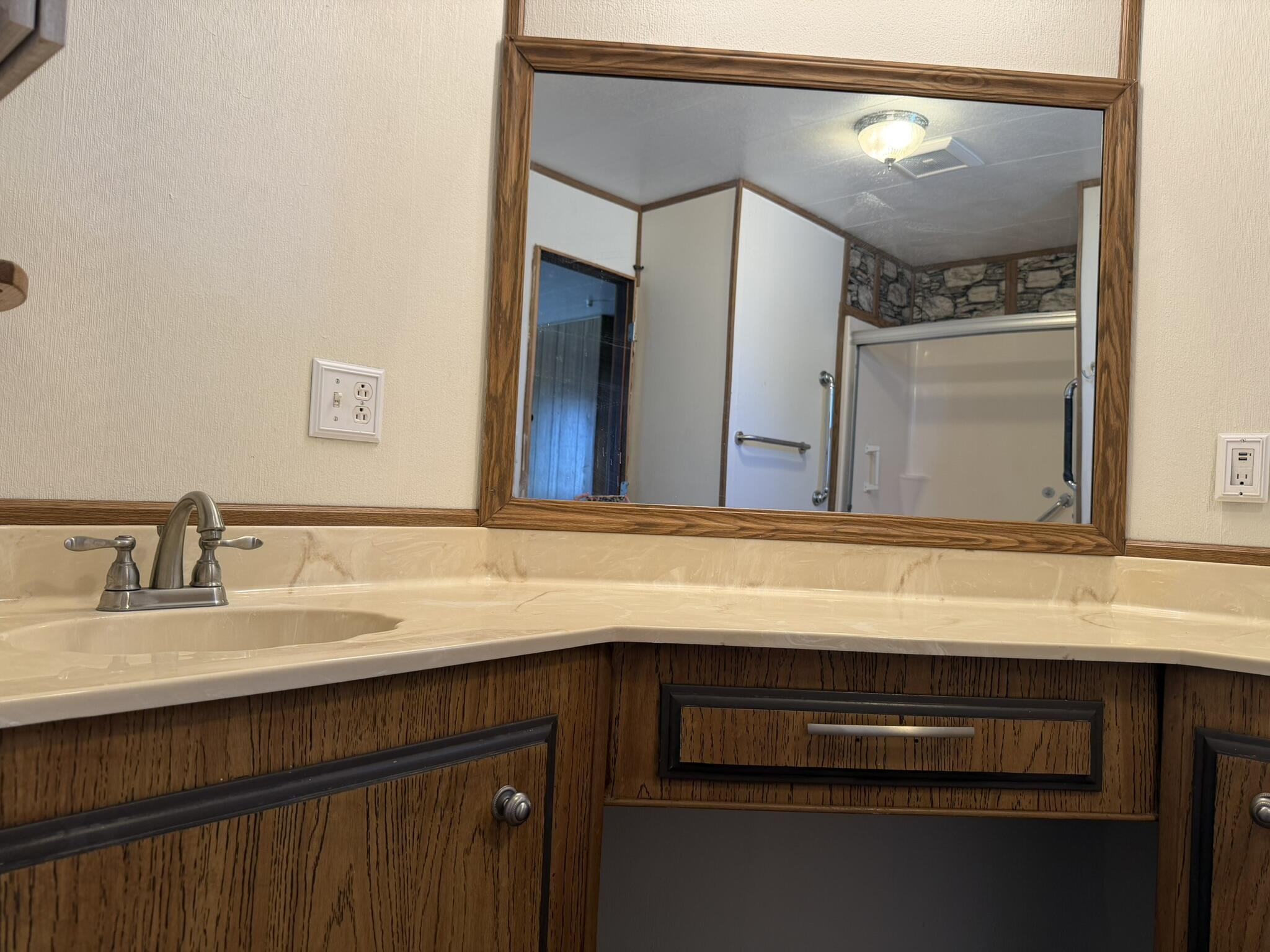 301 Freeman Road, Unit 70 Central Point, OR 97502 - Photo 10 of 39 a bathroom with a sink and a mirror