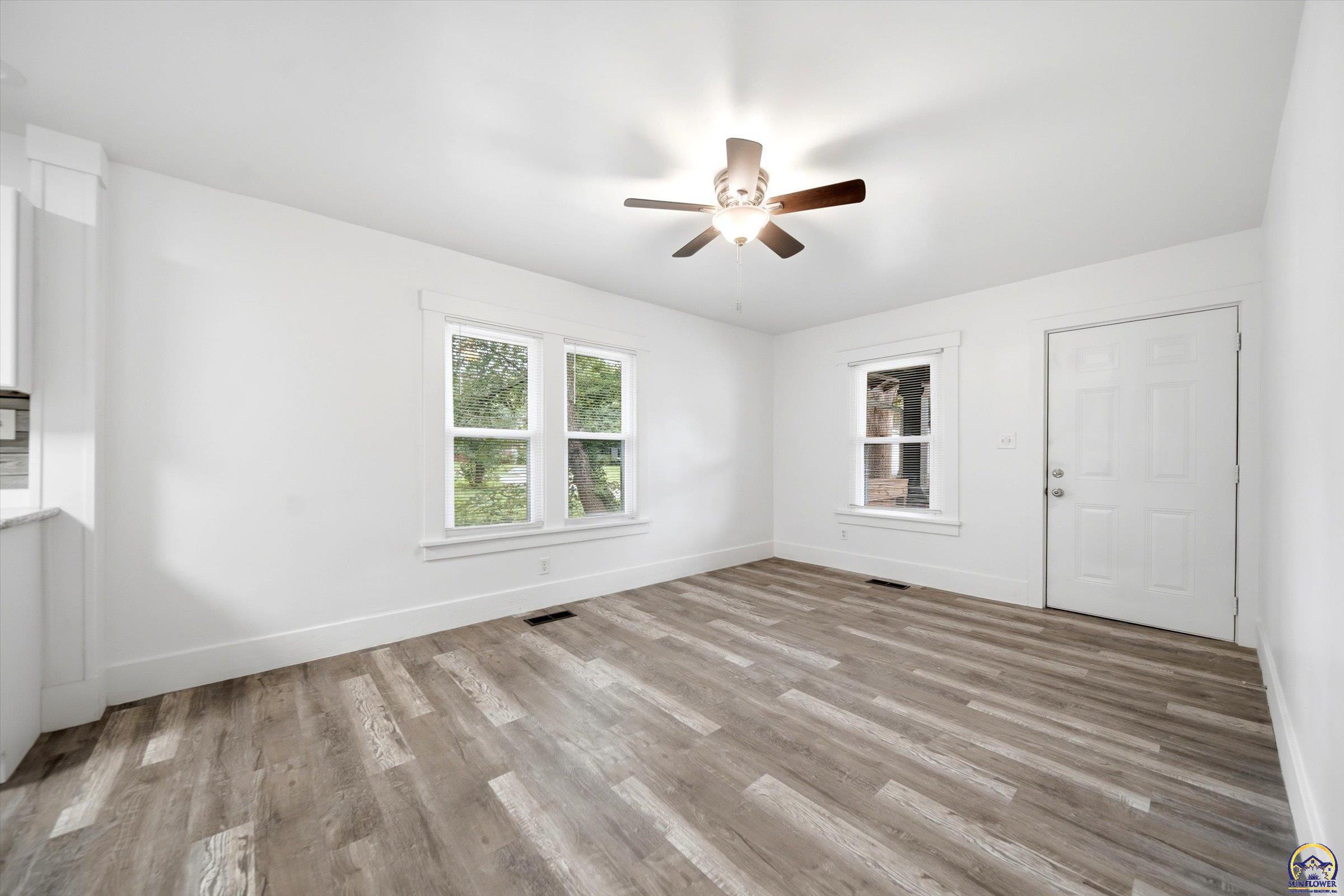 1113 Southwest Hampton Street Topeka, KS 66604 - Photo 9 of 35