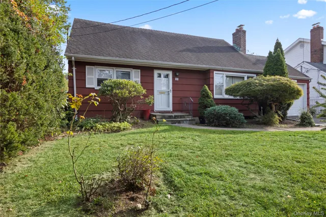 $899,000 | 11 Glenwood Road, Glen Head, NY 11545