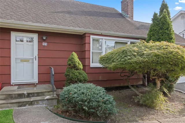 $899,000 | 11 Glenwood Road, Glen Head, NY 11545