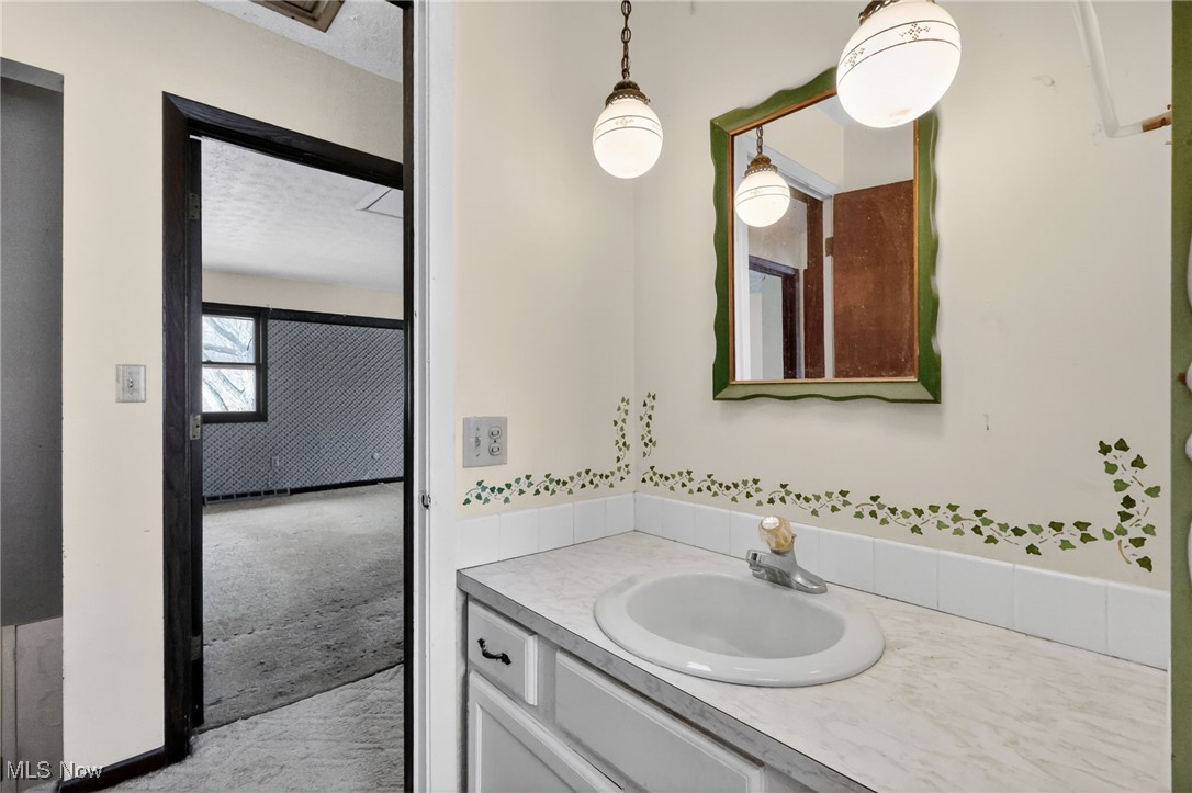 9791 Hulbert Road Seville, OH 44273 - Photo 30 of 49 2nd floor full bath
