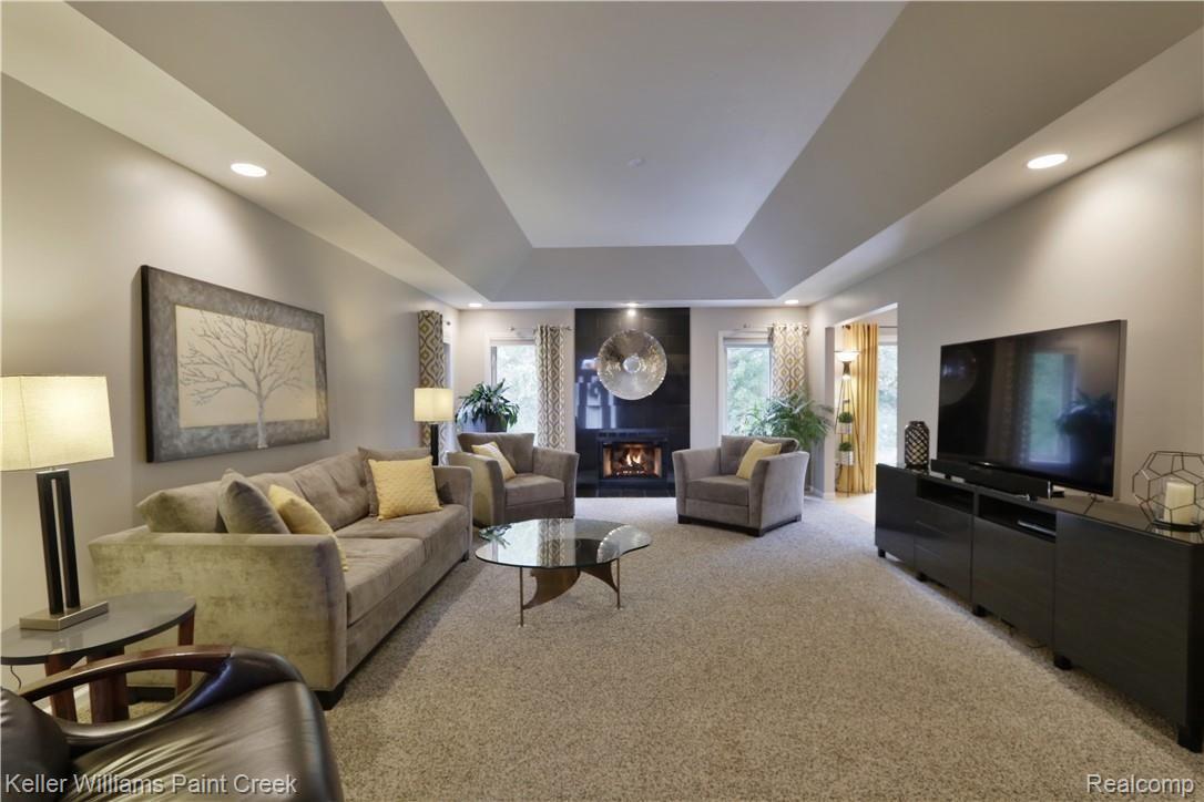 49308 Monte Road New Baltimore, MI 48047 - Photo 12 of 38 family room.jpg