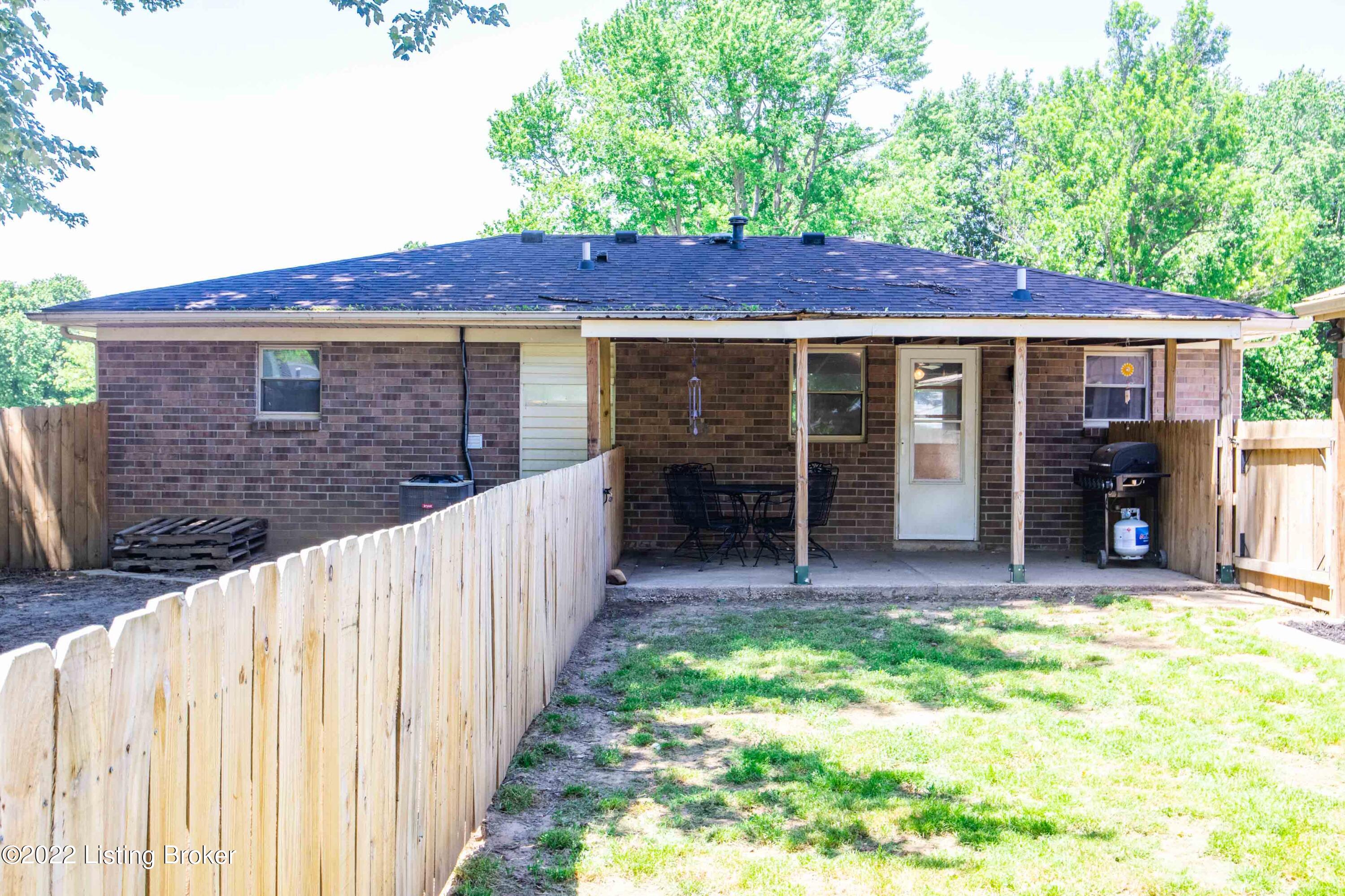 11105 Torrington Road Louisville, KY 40272 - Photo 27 of 33 11105-Torrington-Rd-39