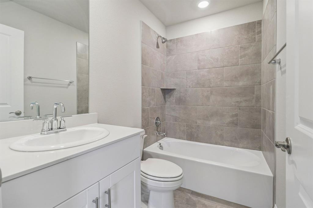 2219 Rannoch Street Sherman, TX 75092 - Photo 21 of 32 a bathroom with a sink toilet and bathtub