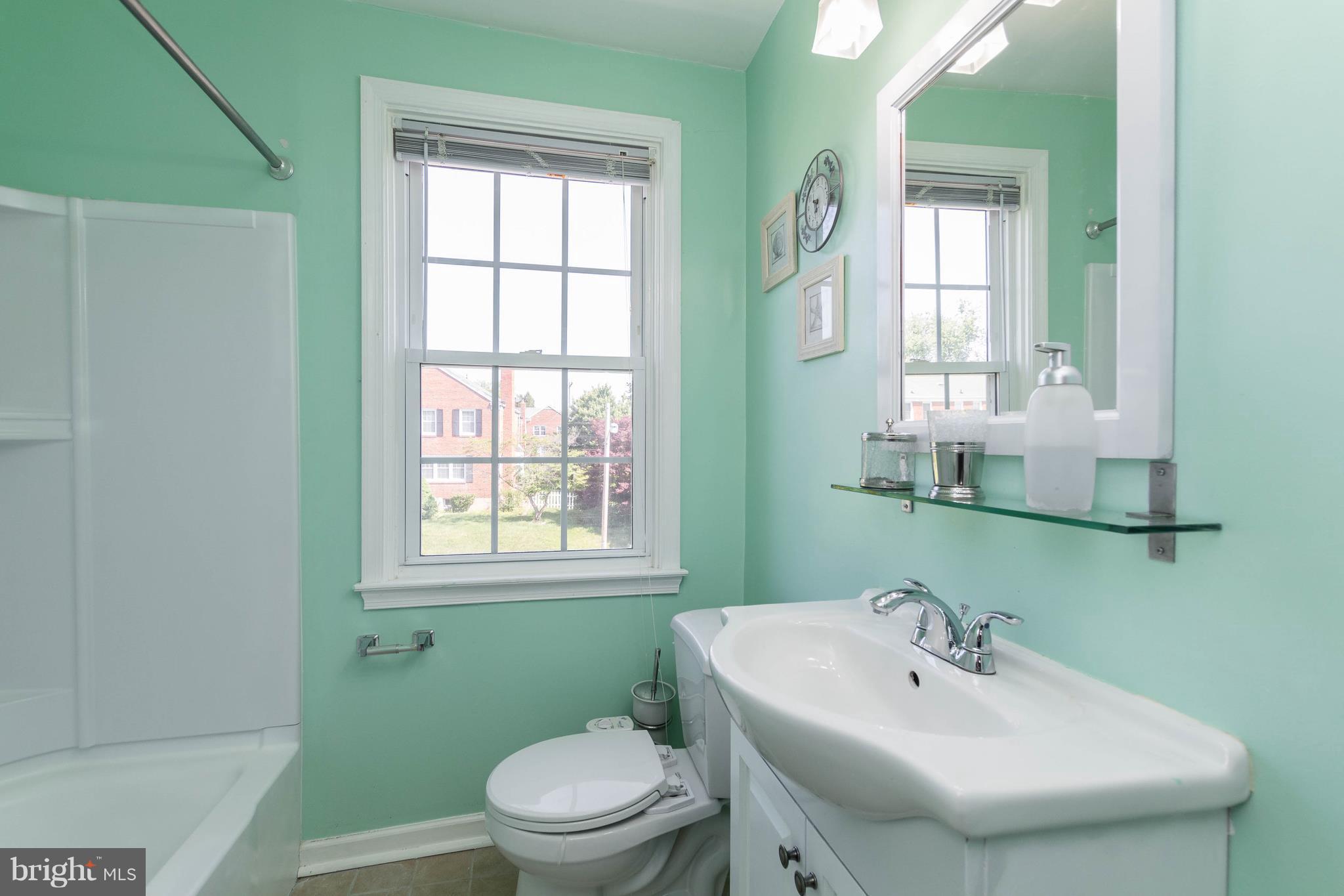 1515 Dellsway Road Baltimore, MD 21286 - Photo 19 of 29 2nd level full bath