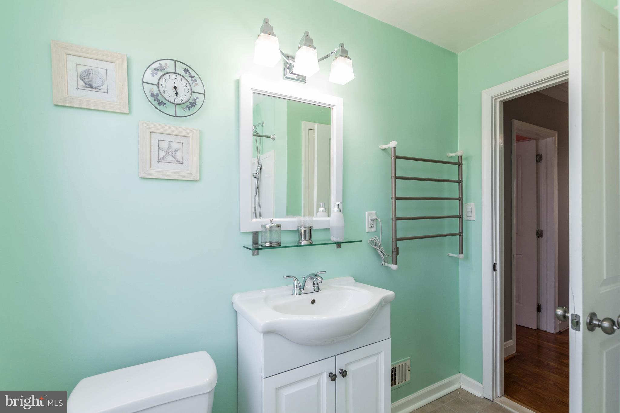 1515 Dellsway Road Baltimore, MD 21286 - Photo 20 of 29 Bath with heated towel rack!